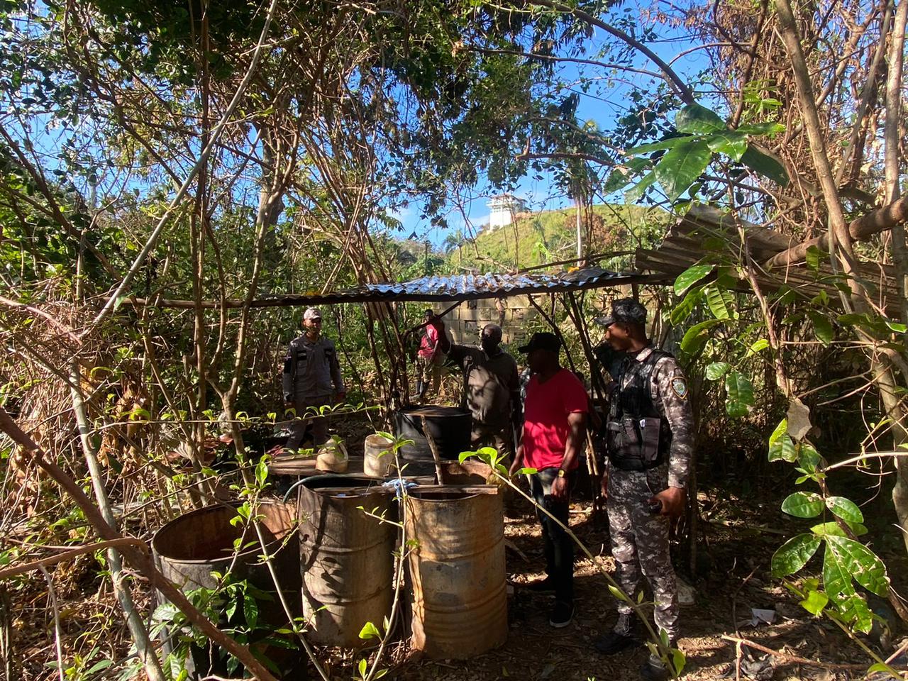 Desmantelan Laboratorio De Bebidas Adulteradas En Las Terrenas