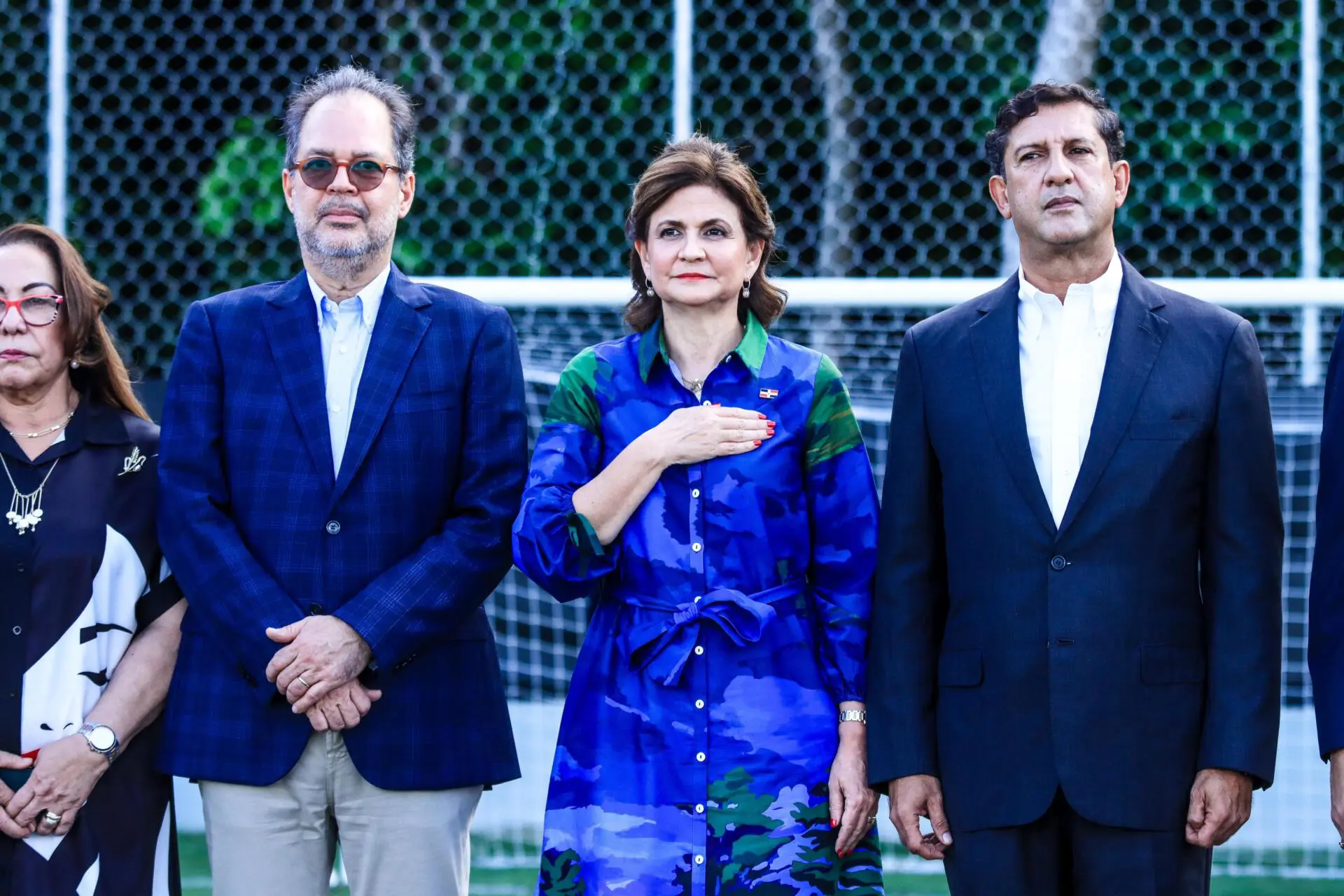 Raquel Peña inaugura canchas de fútbol en Santiago