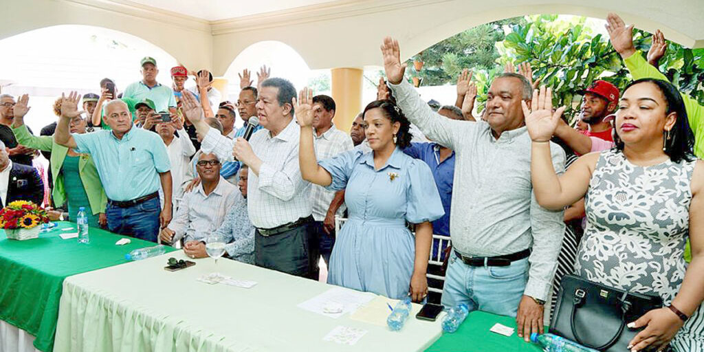 Leonel Juramenta Exregidores Del Pld En Bonao Peri Dico Elcaribe