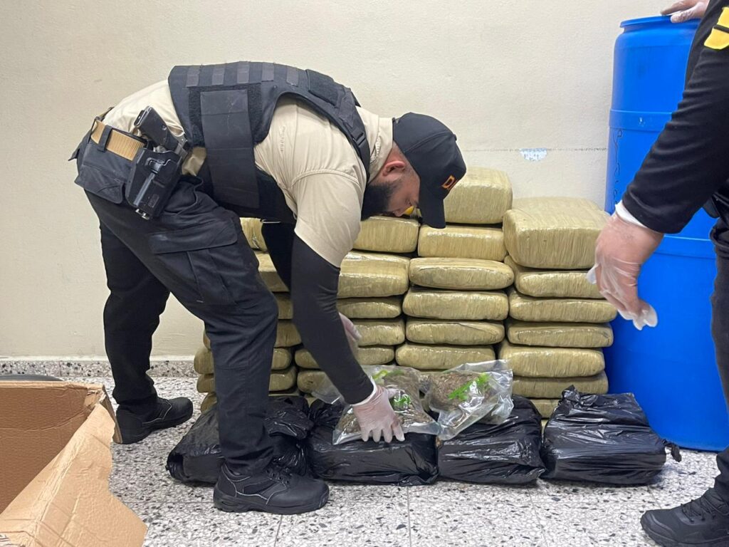 Apresan uno y ocupan más de 380 libras presumiblemente marihuana