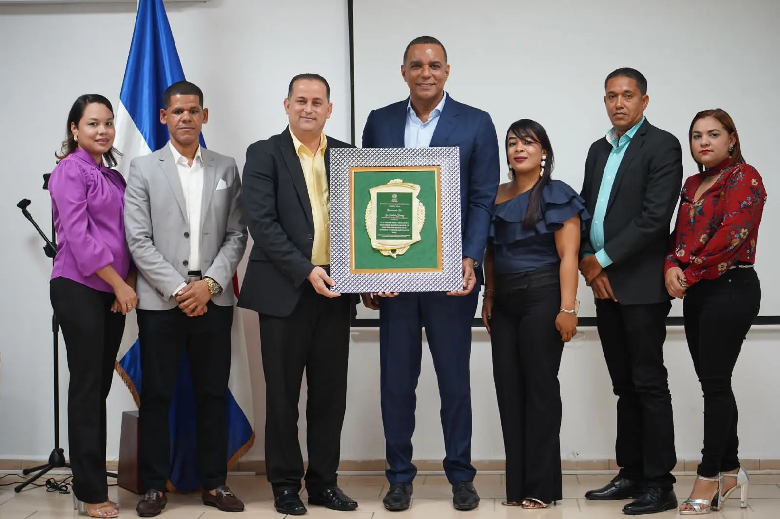 Senador Carlos Gómez recibe reconocimiento del CCR La Isleta