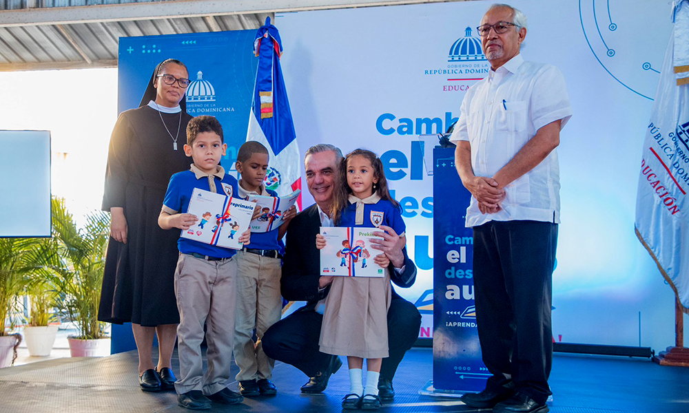 Abinader Encabeza Entrega Ltimo Libro Impreso Del Minerd Peri Dico