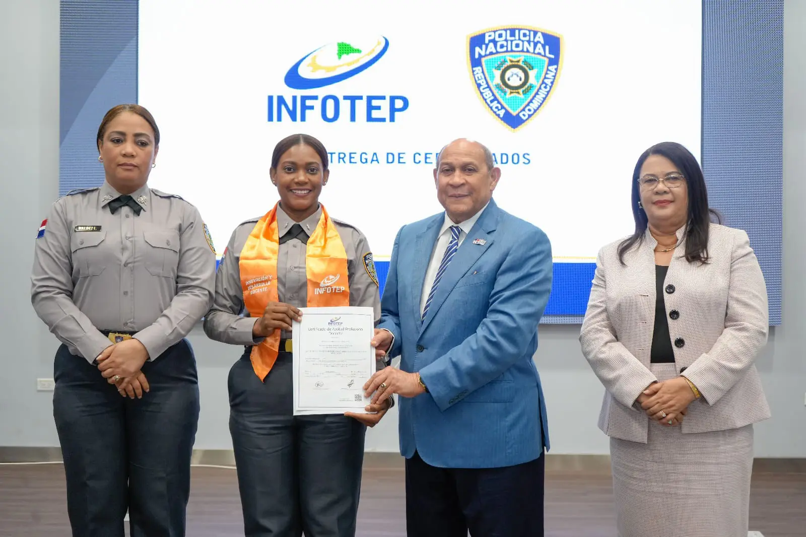 Infotep E Ipes Certifican Oficiales Pn En Lenguaje De Se As Facilitador