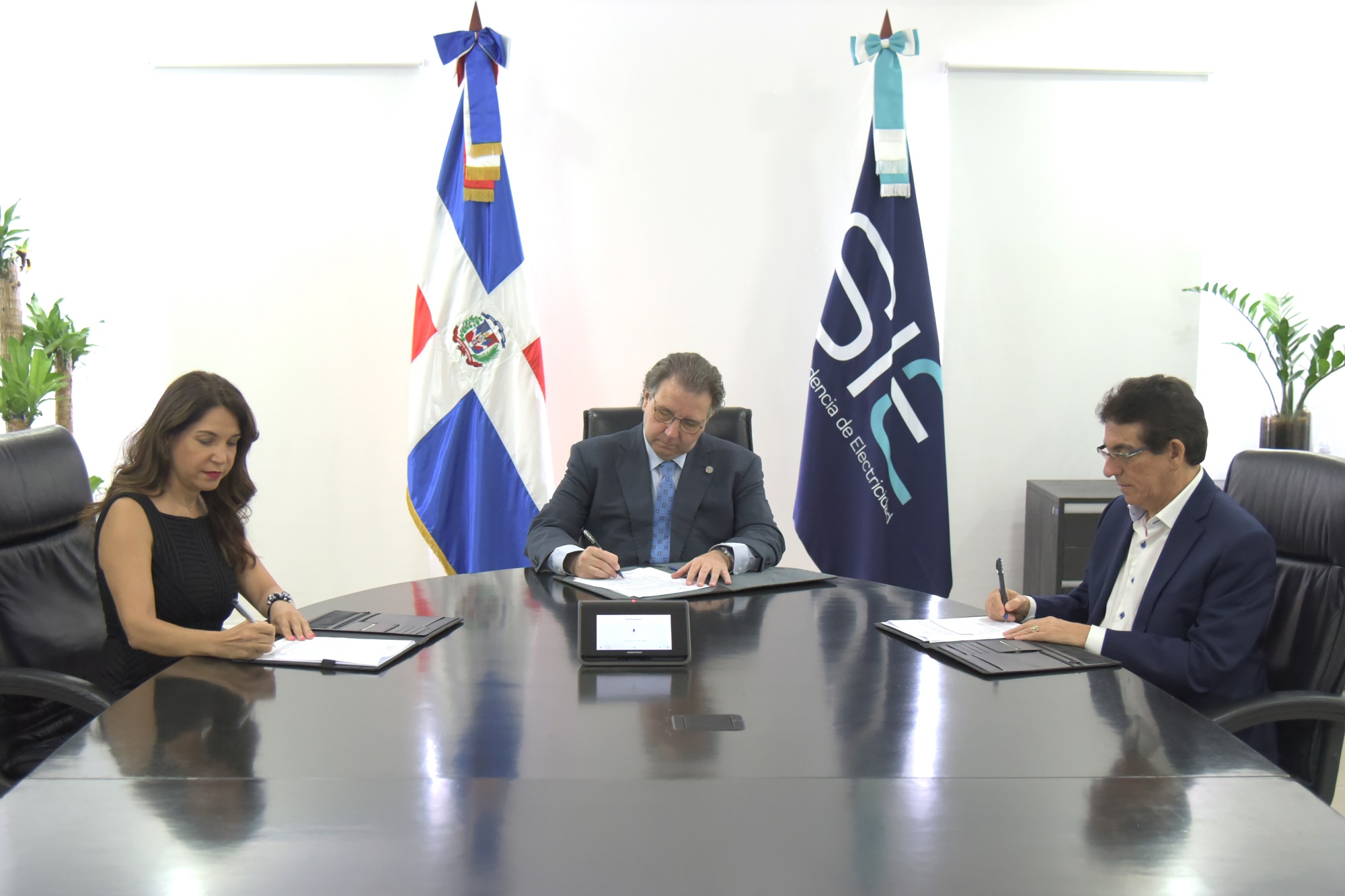 La SIE reiteró que, como institución responsable de la regulación y fiscalización del subsector eléctrico, continuará protegiendo los derechos del consumidor del servicio público de electricidad y trabajando con transparencia para garantizar la competitividad y la autosostenibilidad del sector para que el país cuente con un suministro eléctrico confiable.