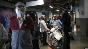Colombia retoma uso obligatorio de mascarillas ante aumento de COVID-19