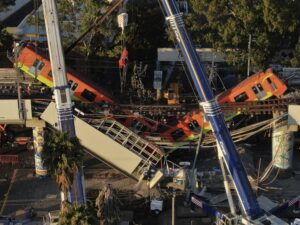 Ocho funcionarios son procesados por caída del metro de México