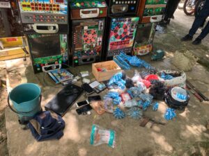 Policía apresa ocho presuntos delincuentes; incauta máquinas tragamonedas 