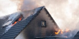 Mujer muere abrazando a sus hijos para protegerlos de incendio en Argentina