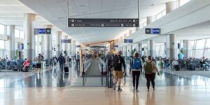Mujer lanza disparos en aeropuerto de Estados Unidos