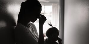 Acusan a padres de estrangular a su bebé