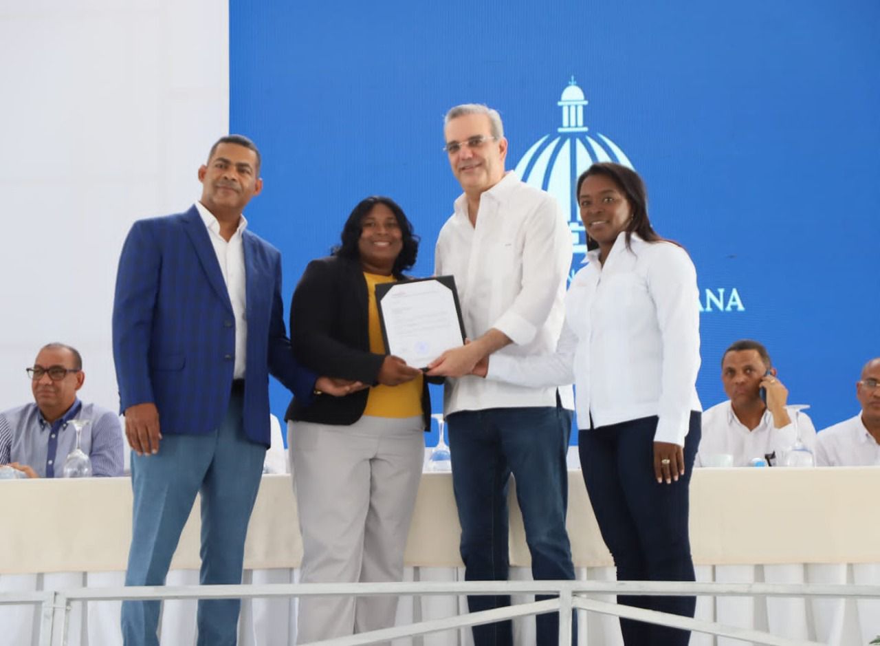 Abinader entrega cerca de 400 títulos de propiedad a parceleros en Elías Piña