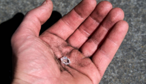 Mujer encuentra un diamante mientras recolectaba leña en la India
