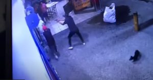 Desconocidos disparan a comerciante para atracarlo en Villa Mella