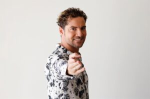 David Bisbal vuelve y muestra su lado más juvenil con 