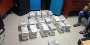 Apresan tres hombres con 81 paquetes presumiblemente cocaína y dos pistolas en La Altagracia 