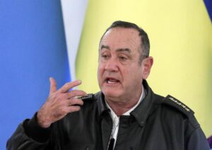 Alejandro Giammattei sale ileso de un ataque a tiros a su comitiva