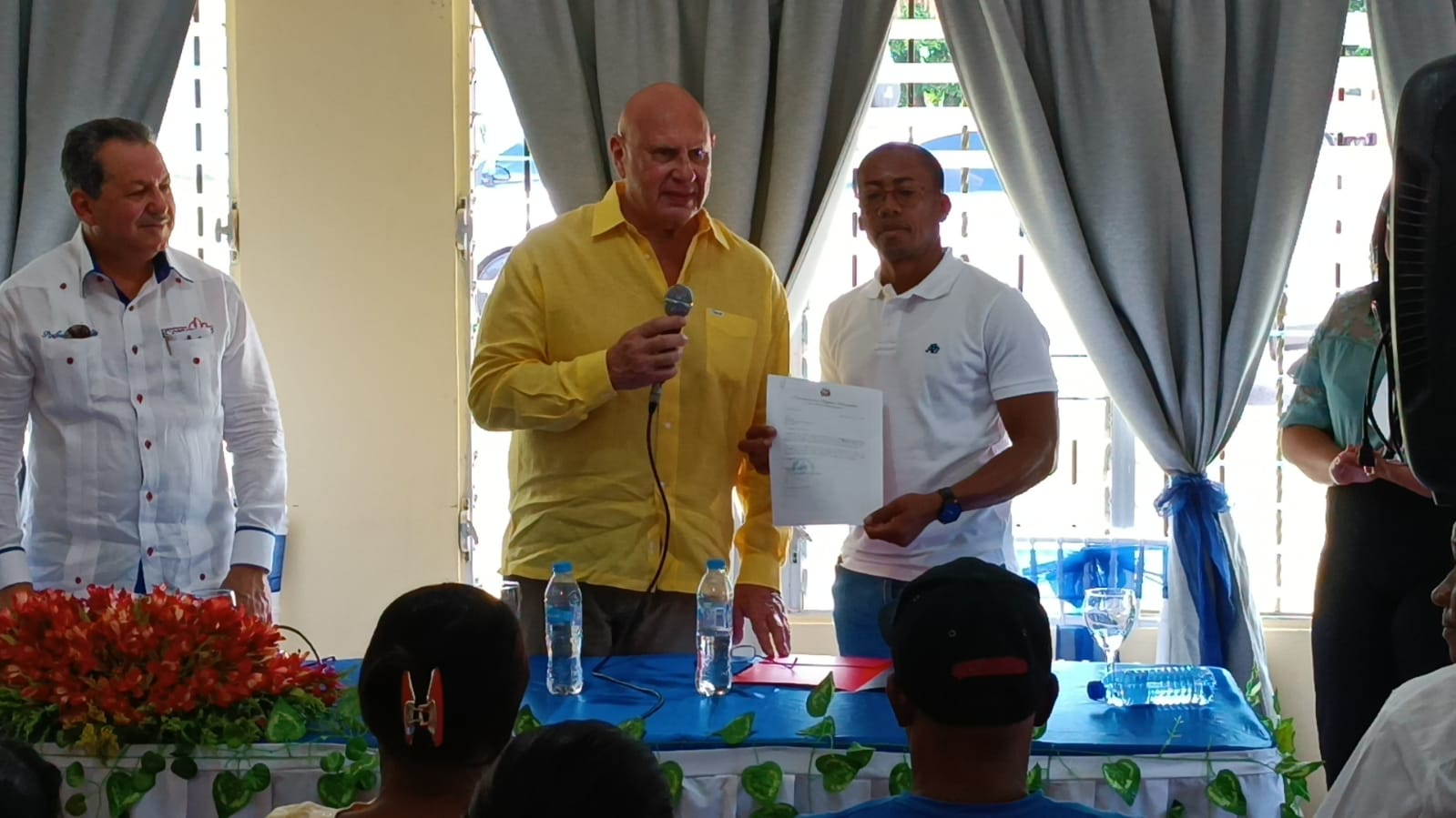 Alcaldía de Arroyo Barril recibe RD$20 millones para construcción de aceras y contenes