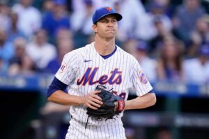 Mets posponen salida de deGrom por dolor en el hombro