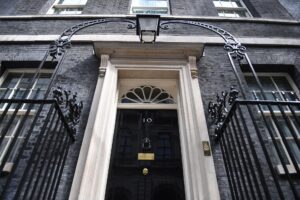 La contienda por suceder a Johnson desangra al Partido Conservador 