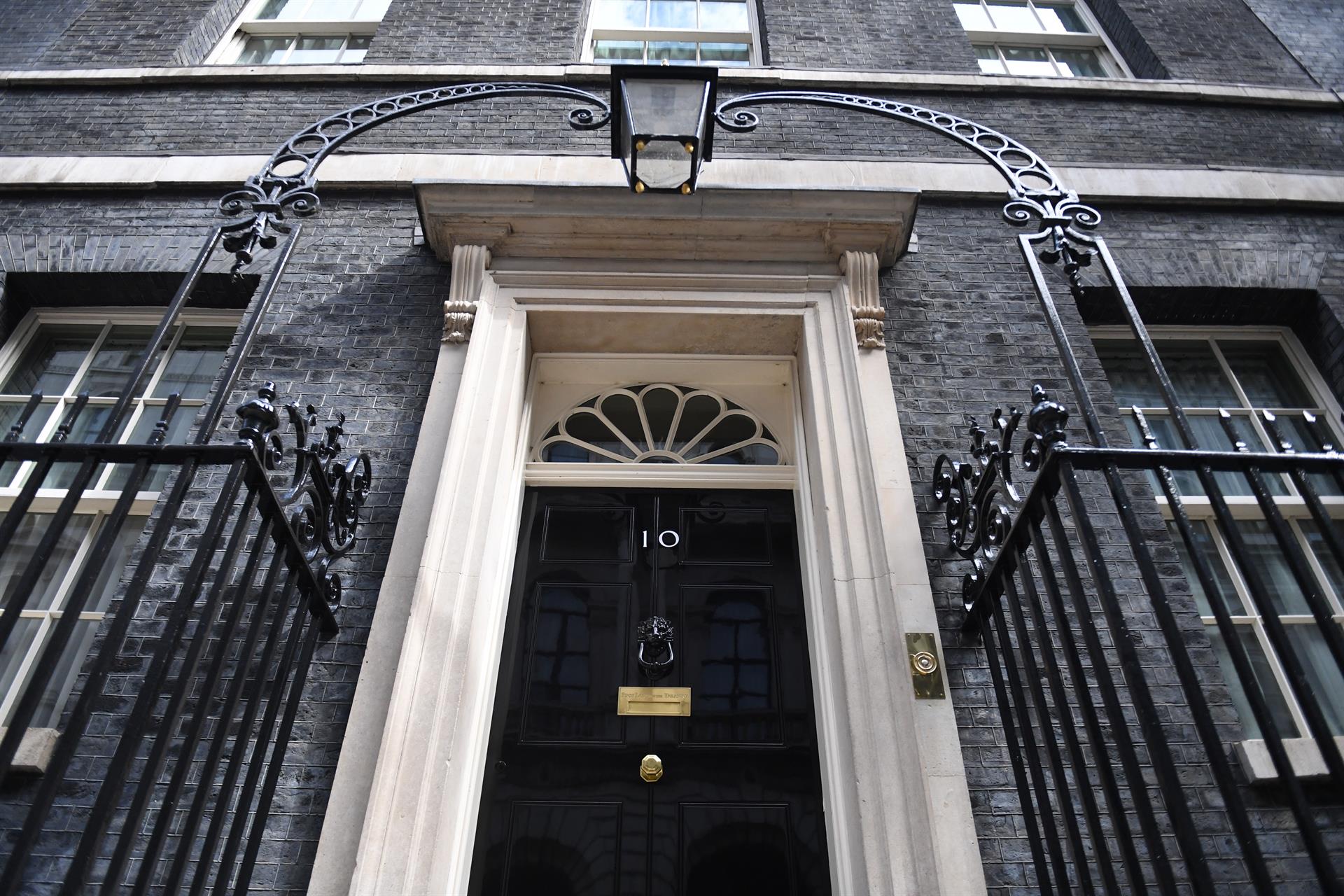 La contienda por suceder a Johnson desangra al Partido Conservador "tory"
