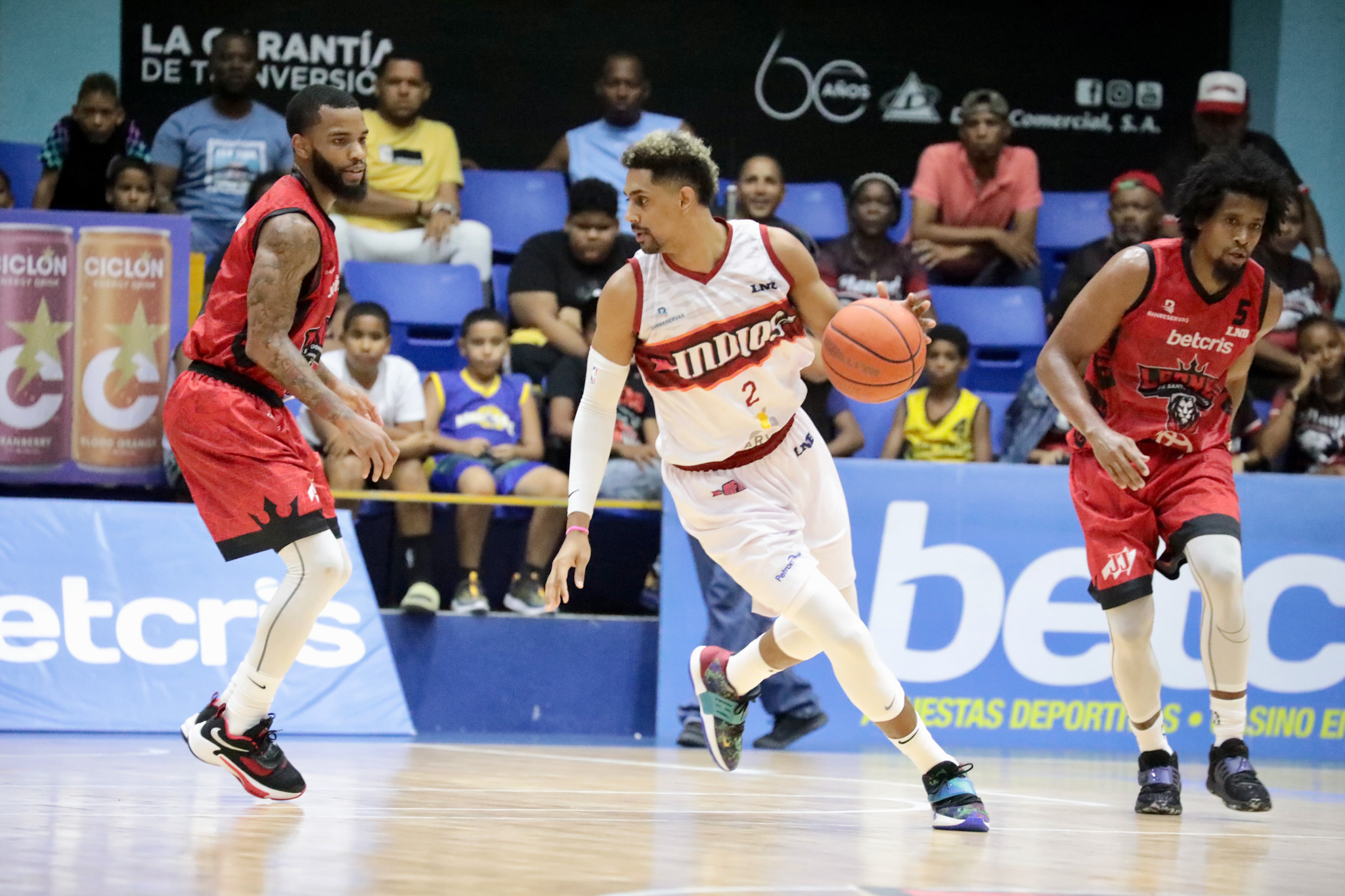 Leones e Indios disputarán el juego 2 en un Palacio climatizado