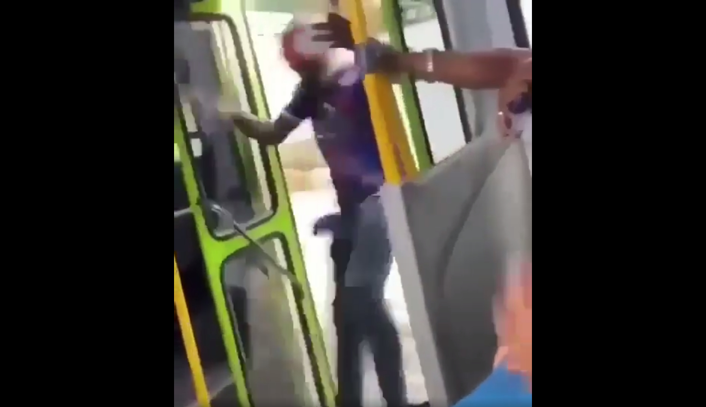 VIDEO: Cobrador de una guagua se cae mientras bailaba dembow
