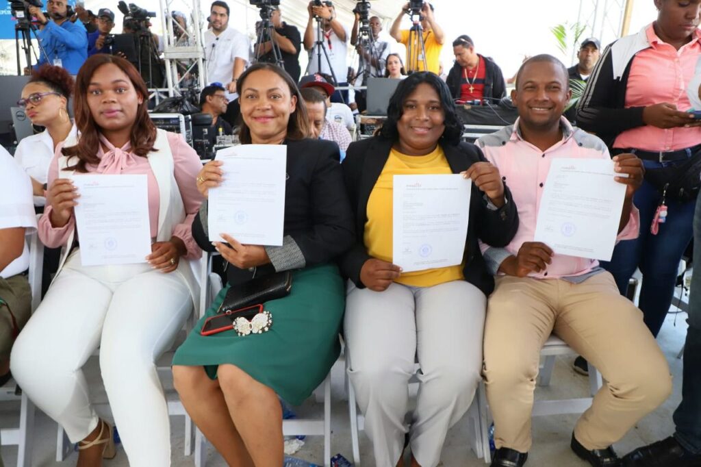 Parceleros de Elías Piña reciben títulos de propiedad