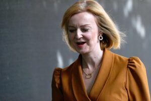 Truss aglutina el voto derechista para avanzar en las primarias tories