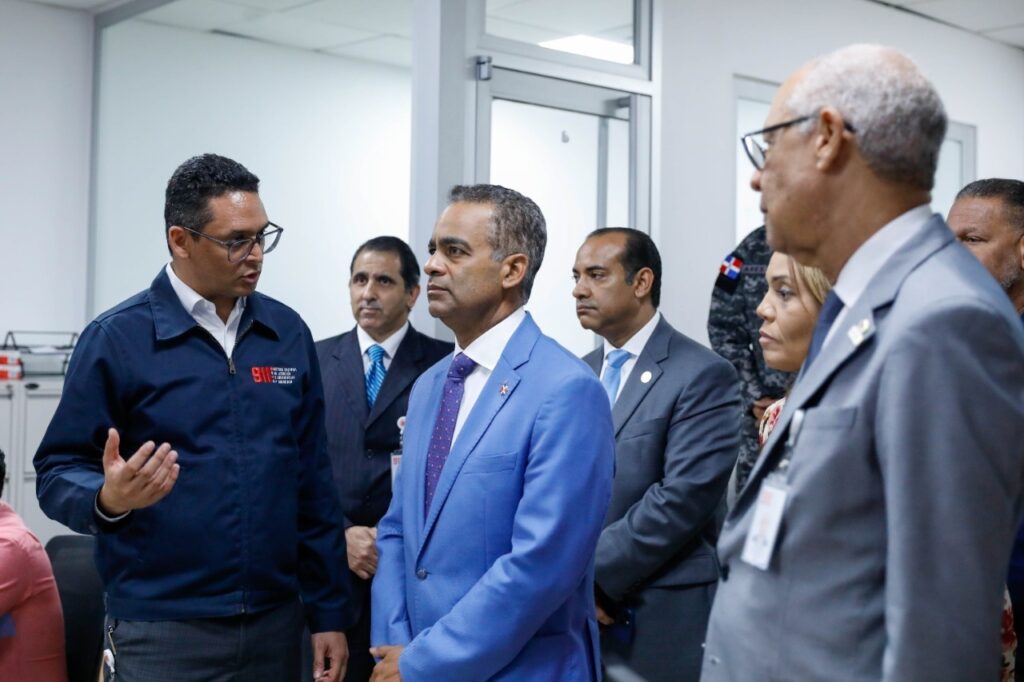 Ministro de la presidencia, Joel Santos, visita instalaciones del 9-1-1