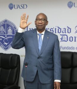 Rector de la UASD juramenta a parte de los funcionarios que le acompañarán en su gestión 