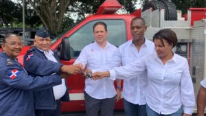 Gobierno entrega camión de bomberos al distrito municipal Don Juan