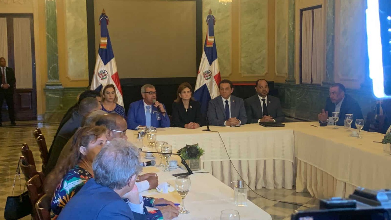 Gobierno y médicos acuerda solución a demandas del Colegio Médico