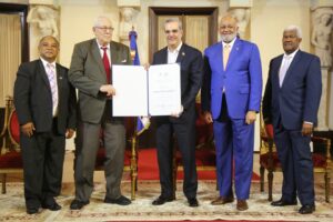 Presidente Abinader entrega Premio Nacional de Periodismo a Gautreaux Piñeyro 