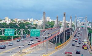 Trabajos de mantenimiento en puente Juan Pablo Duarte congestionan tráfico vehicular