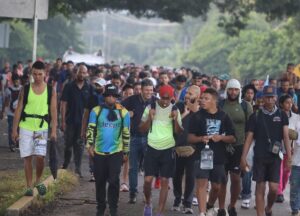 Tres caravanas de migrantes avanzan por el sur de México rumbo a EEUU