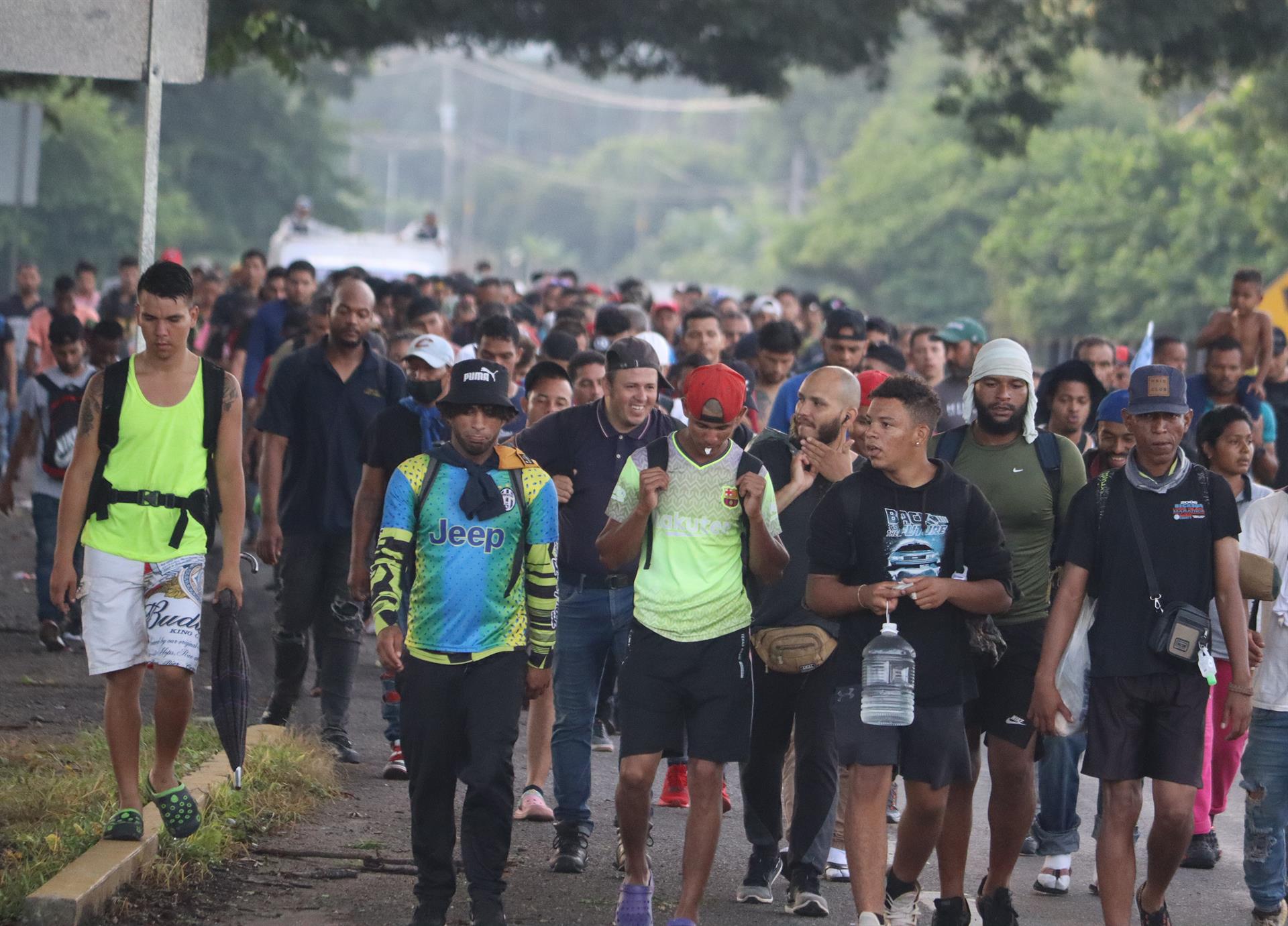 Tres caravanas de migrantes avanzan por el sur de México rumbo a EEUU