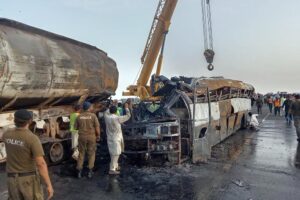  En Pakistán 20 muertos tras choque de autobús 