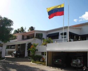 Venezolanos se quejan por lentitud en proceso de entrega de pasaportes en consulado de su país