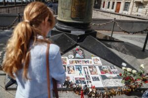 Curiosos y periodistas en el monumento que recuerda a Lady Di en París