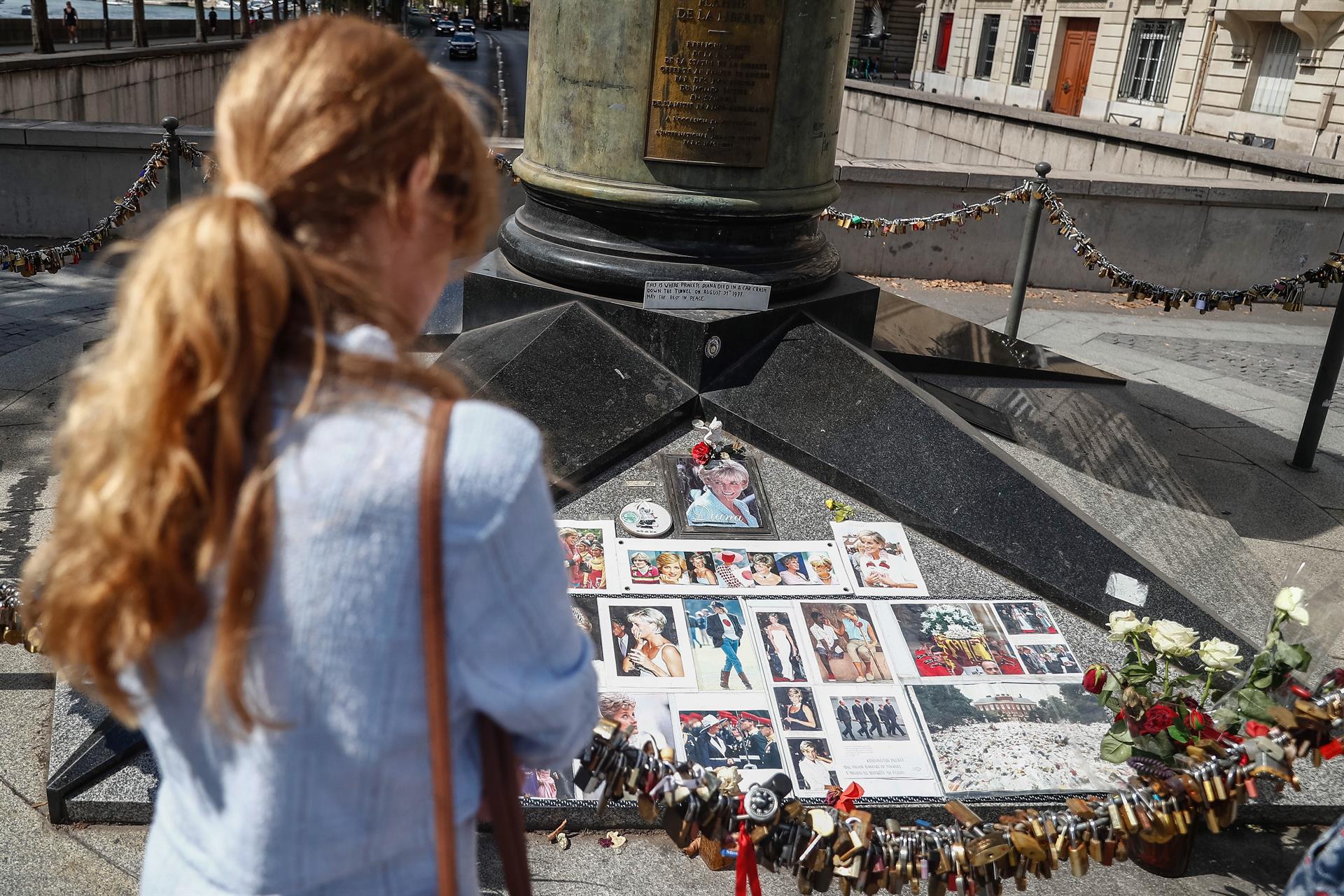 Curiosos y periodistas en el monumento que recuerda a Lady Di en París