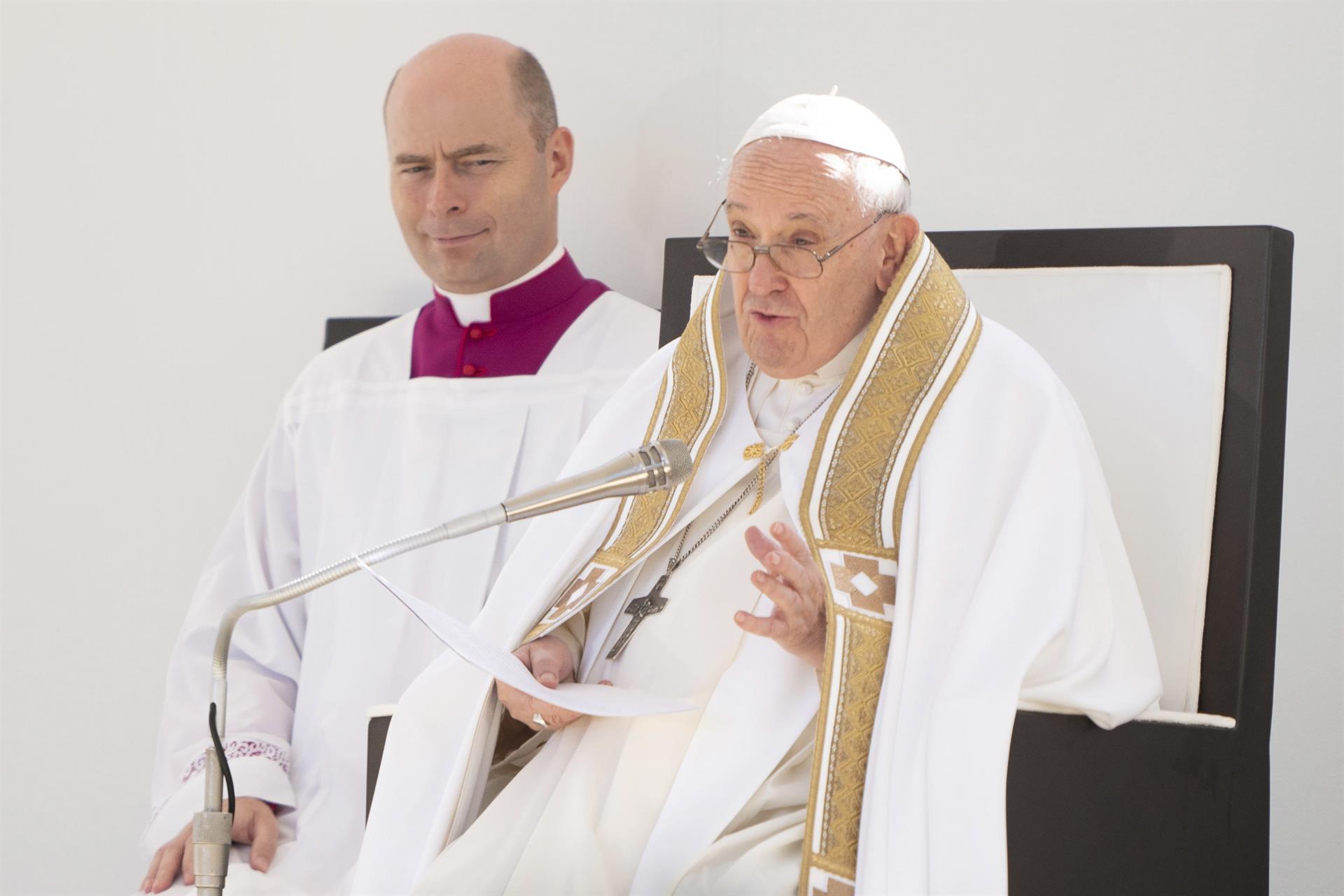 El papa dice que la "tierra nos ruega que detengamos su destrucción"