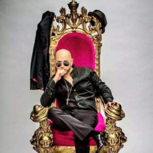  Freddy K, el único hijo mayor del merenguero Freddy Kenton, hace su debut como salsero, con el sencillo “Estar contigo”,