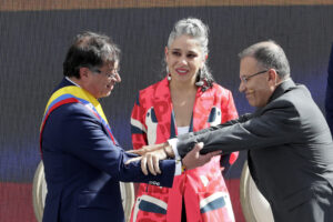 El presidente de Colombia, Gustavo Petro (i), saluda al presidente del Congreso, Roy Barreras (d), frente a la artista y senadora, María José Pizarro (c), durante la ceremonia de Investidura hoy, en la Plaza Bolívar de Bogotá (Colombia). EFE/ Carlos Ortega