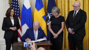 Biden firma los protocolos para la adhesión de Suecia y Finlandia a la OTAN 