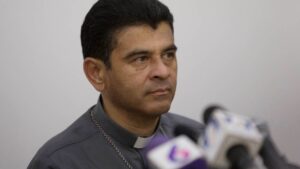 Monseñor Rolando Álvarez, obispo de Matagalpa, asiste a una conferencia de prensa en Managua, Nicaragua, el 3 de mayo de 2018. El religioso es perseguido por el régimen de Daniel Ortega. 