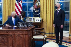 Anulan fallo y permiten al Gobierno Biden poner fin a 