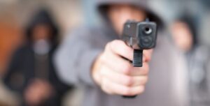 Hombre perseguido por asalto cooperativas muere al enfrentar Policía; otros dos en prisión