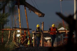 Autoridades aceleran extracción de agua en mina mexicana para iniciar rescate

