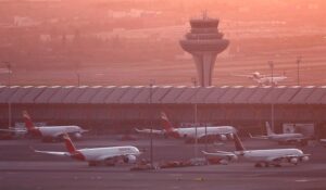 Drones provocan desvíos y retrasos en Madrid-Barajas durante una hora