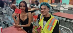 ¡Viral! Banquera pide matrimonio a su novio motorista en un centro comercial